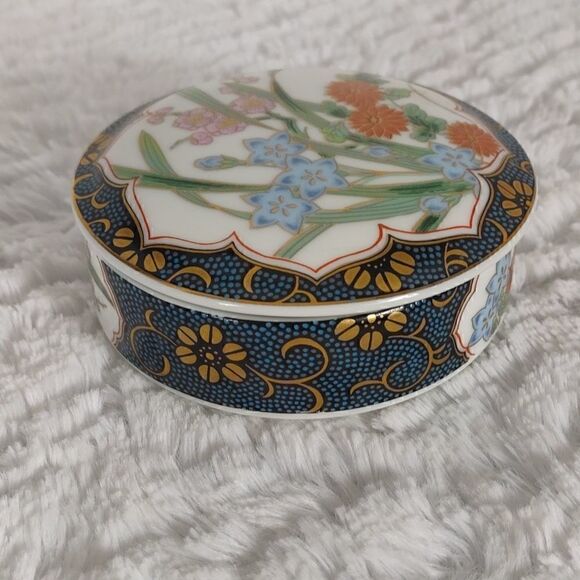 Japanese Porcelain Covered Trinket Dish - Picture 3 of 6